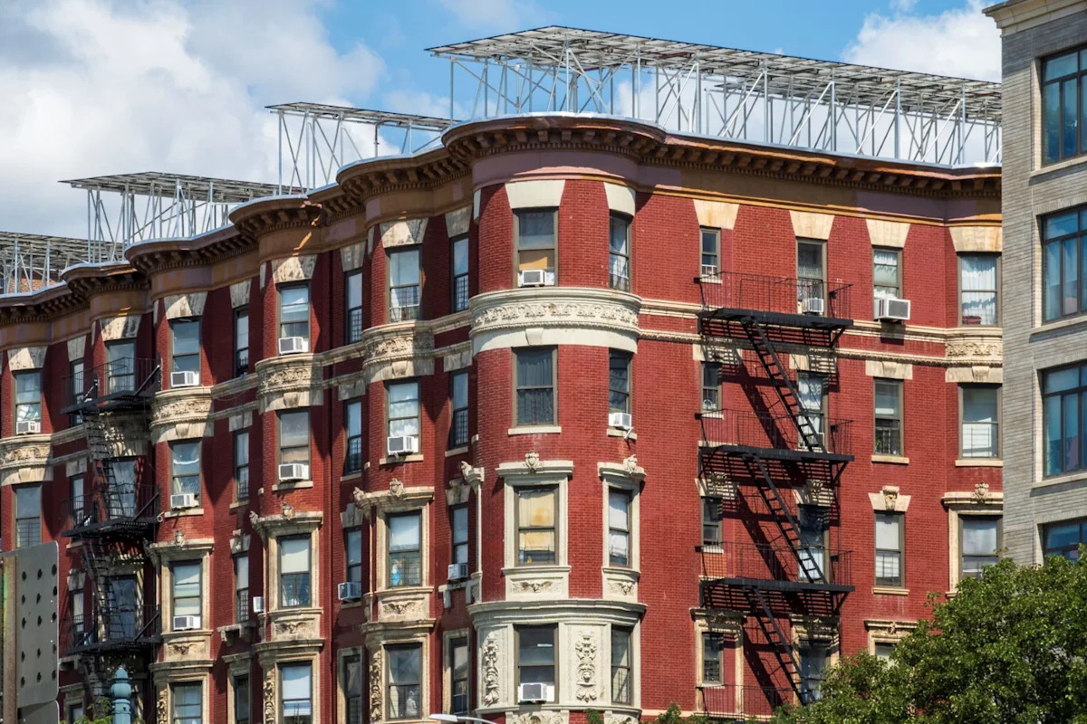 A cotação de energia solar de US$ 18.900 para um proprietário em Nova York parece justa, mas um telhado com 13 anos pode derrubar a conta.