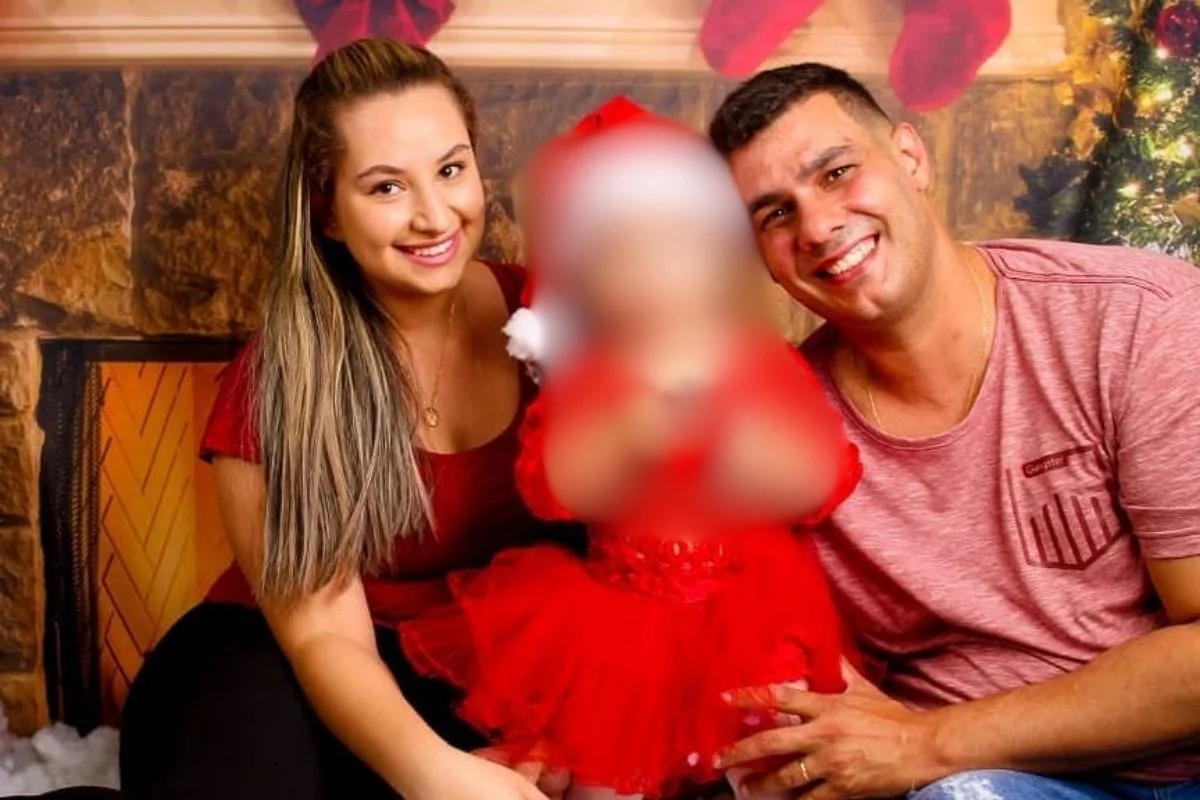Foto colorida de Felipe Arthur Bugni, policial penal suspeito de matar a esposa. Na imagem, ele aparece com a família
