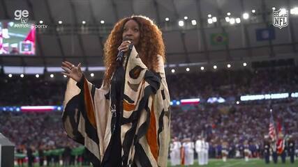 Cantora americana Kandace Lindsey canta o hino dos Estados Unidos