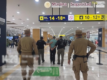 Detienen a dos personas en el AICM: un extranjero por secuestro y una mujer por explotación sexual. SSPC