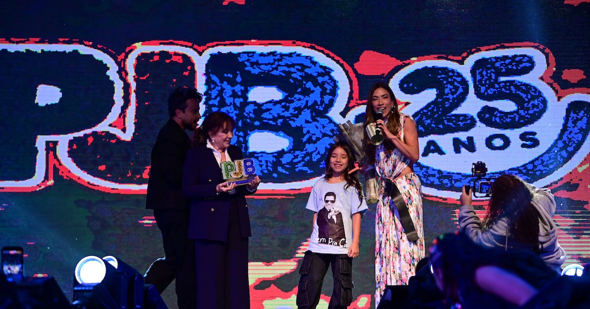 Patrícia Abravanel joga aviõezinhos de dinheiro e Melody canta hits no Prêmio Jovem Brasileiro