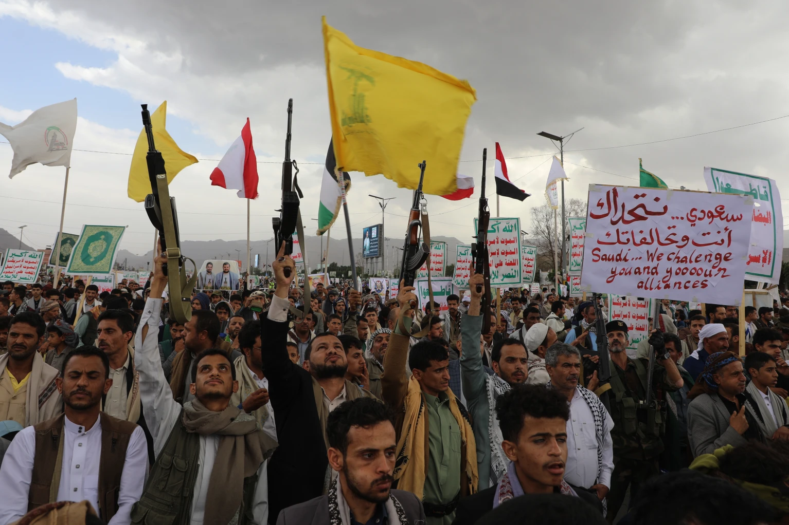 Os rebeldes hutis do Iêmen afirmam que forças apoiadas pela Arábia Saudita lançaram ataques aéreos, e outras notícias importantes do Oriente Médio