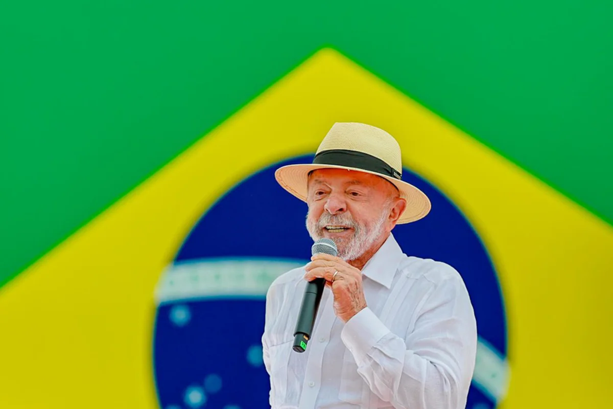 Imagem da matéria: Cobrada, campanha de Lula muda o tom contra Flávio Bolsonaro nas redes