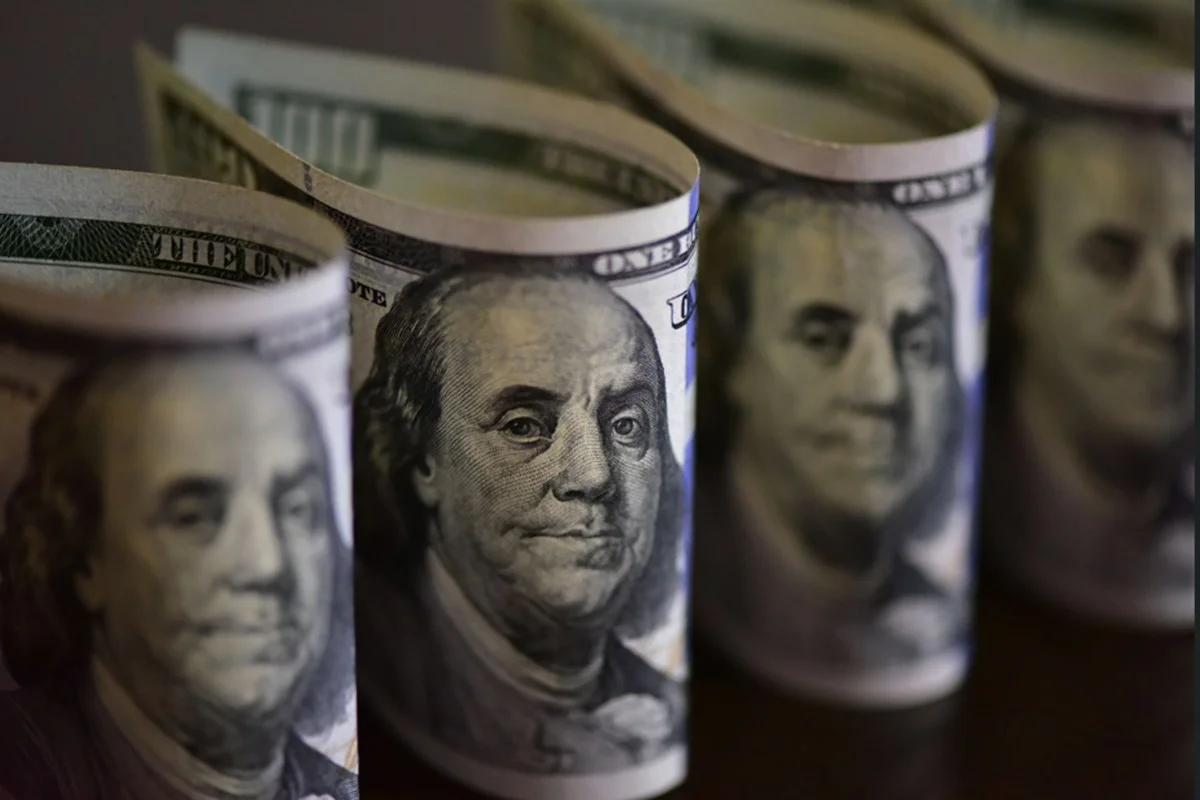 Dólar sobe com impasse EUA-Irã e disparada do petróleo. Bolsa afunda