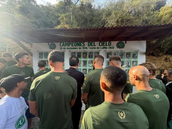 Chapecoense visita memorial onde caiu avião do clube na Colômbia