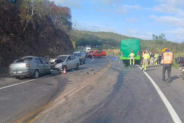 Acidente entre carros e ônibus deixa um morto e mãe e filha feridas em MG