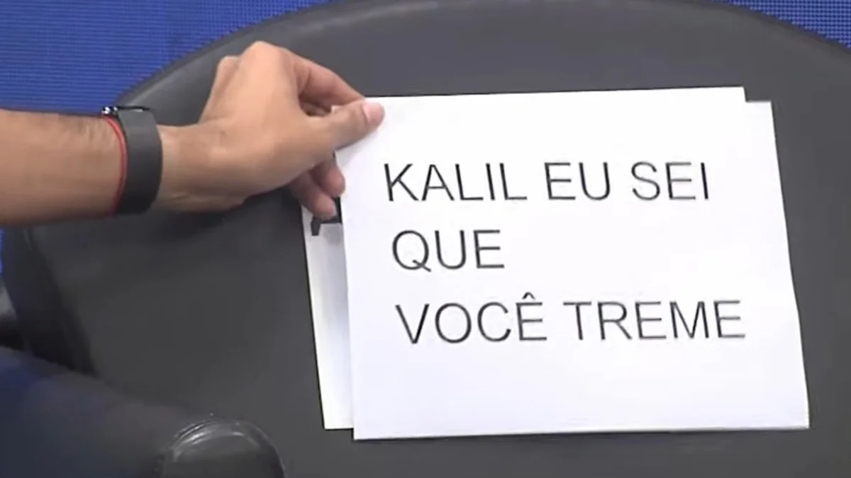 Gabriel ironiza com cartaz falta de Kalil a debate: "Eu sei que você treme"