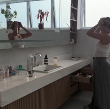 Um dos banheiros no apartamento de Flávia Alessandra — Foto: Reprodução/Instagram