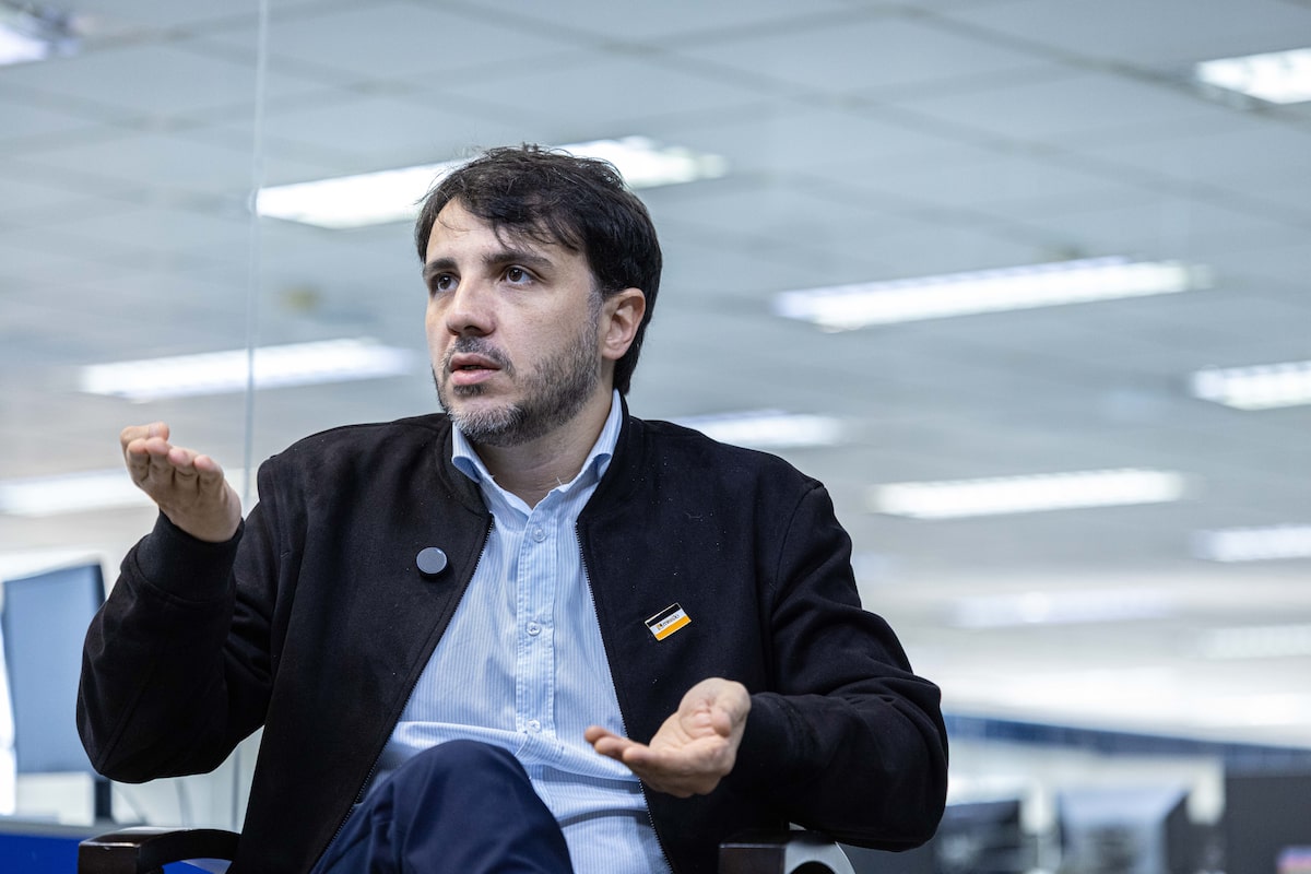 Renan Santos aciona TSE por interferência estrangeira nas eleições em favor de Flávio Bolsonaro