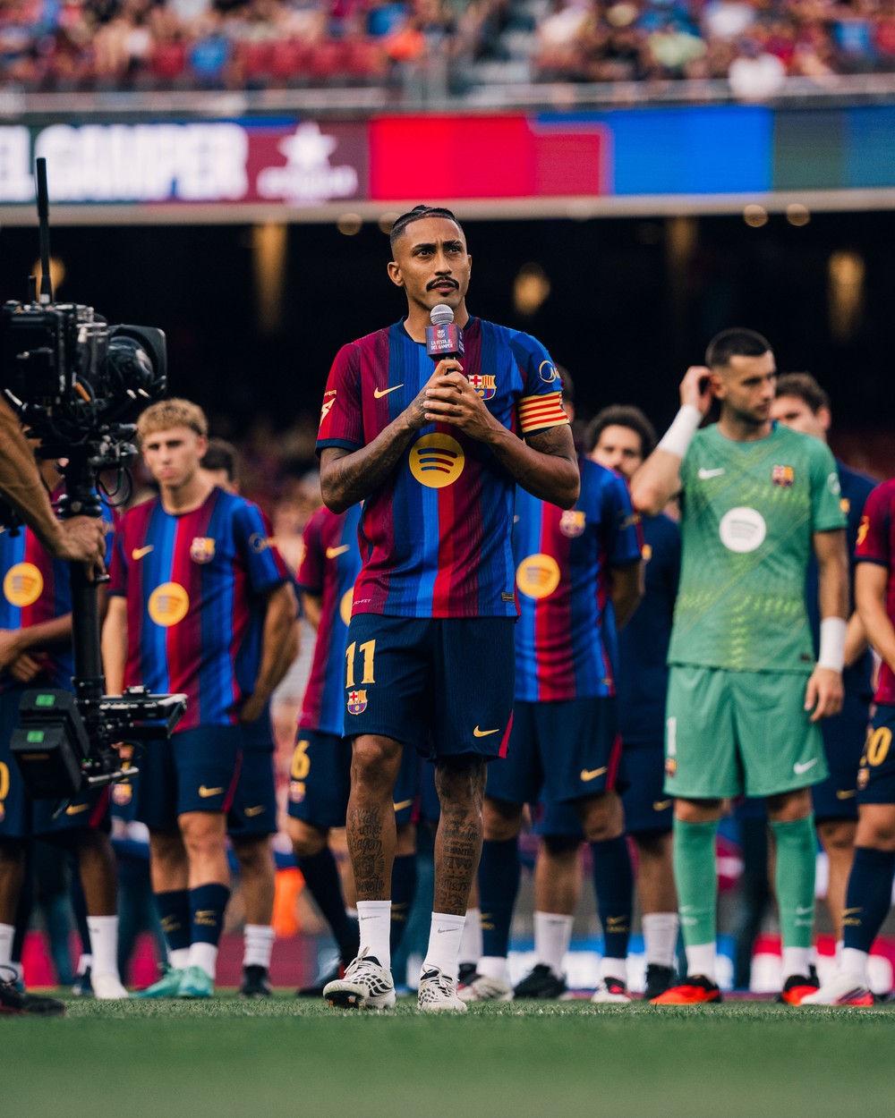 Raphinha faz primeiro discurso como capitão do Barcelona — Foto: Divulgação / Barcelona