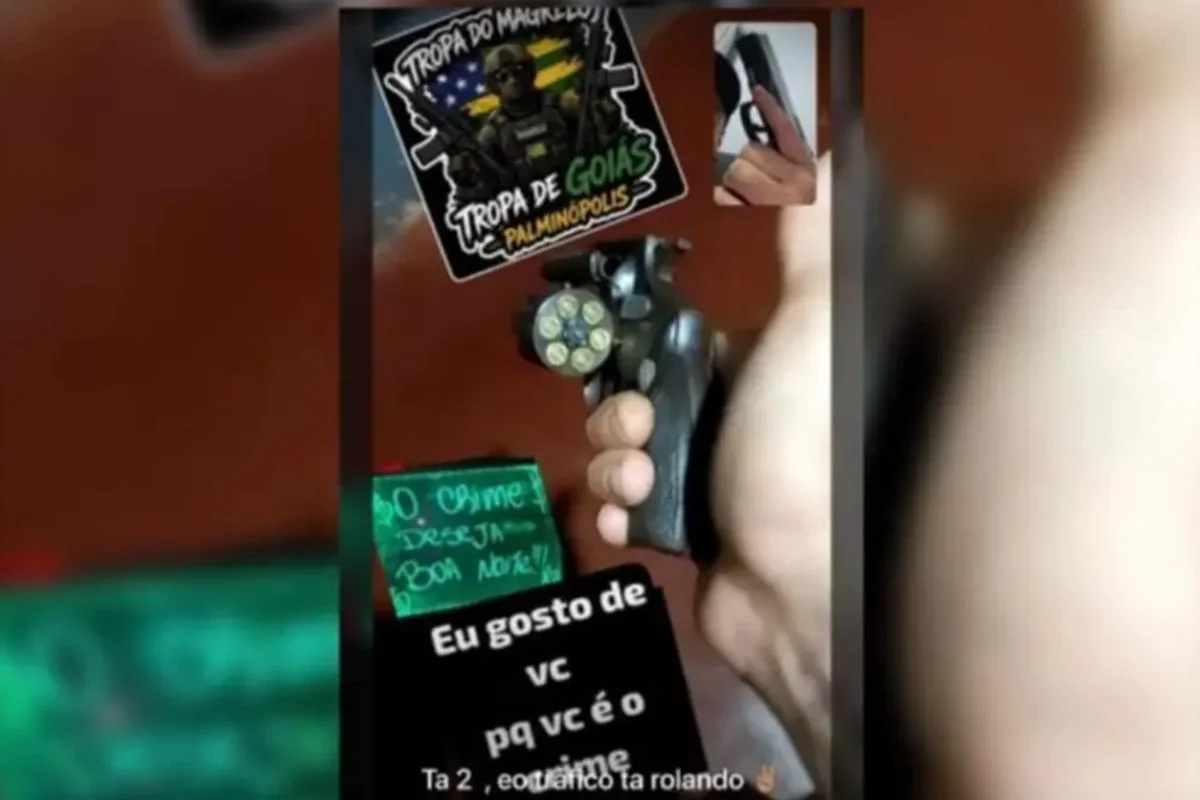 homem mostrando arma