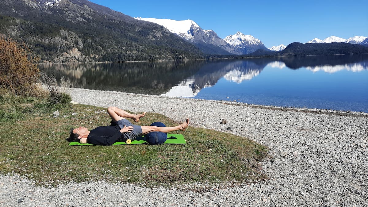 Nacho Monti practica uno de los ejercicios en el lugar donde vive: Bariloche