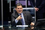 Davi Alcolumbre comanda o Senado, onde as PECs da 6x1 e da Segurança seguem sem avançar