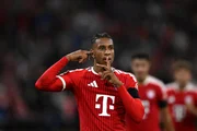 Michael Olise comemora gol do Bayern de Munique
