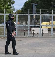 Agente bloqueia entrada em base aérea de RAF após incidente com explosivos Foto: ANSA / Ansa - Brasil