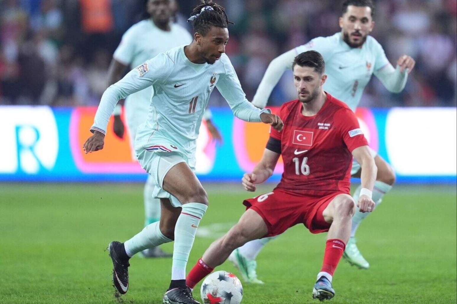 Mbapp&eacute; em disputa de bola com defensor da Turquia &ndash;