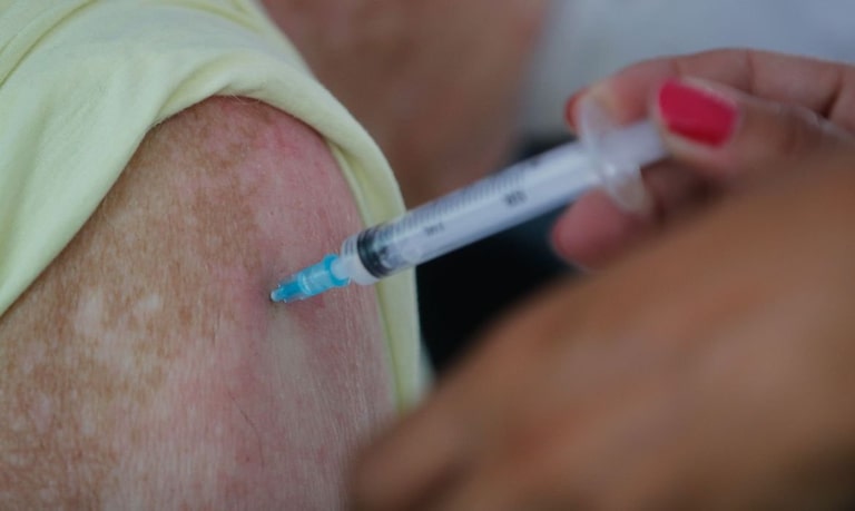 Vacina pneumocócica: conheça o imunizante liberado para idosos com 85 anos ou mais