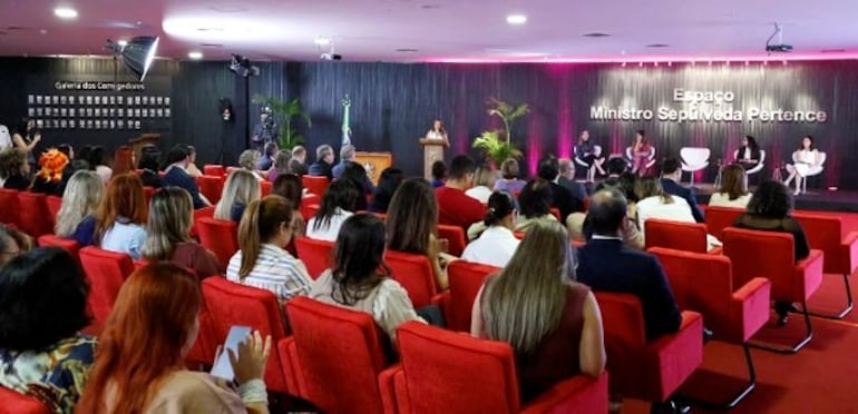 Vozes clonadas e fotos falsas: como a tecnologia pode ser usada contra as mulheres e o que fazer para se proteger
