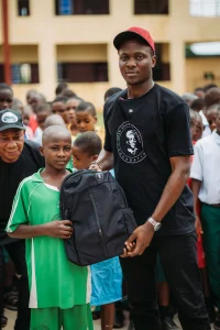 Mc Monica marca os 33 anos de idade ao devolver à sociedade, doa materiais escolares para 1.000 crianças em todo o estado de Enugu