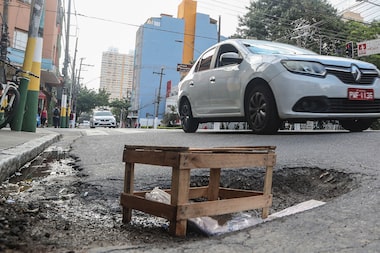 Santa Cecília: leitora se queixa de bueiro afundando em rua da região