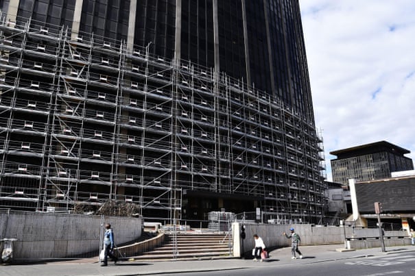 Alto, escuro e odiado: o plano de renovar 'o prédio mais feio de Paris' foi suspenso