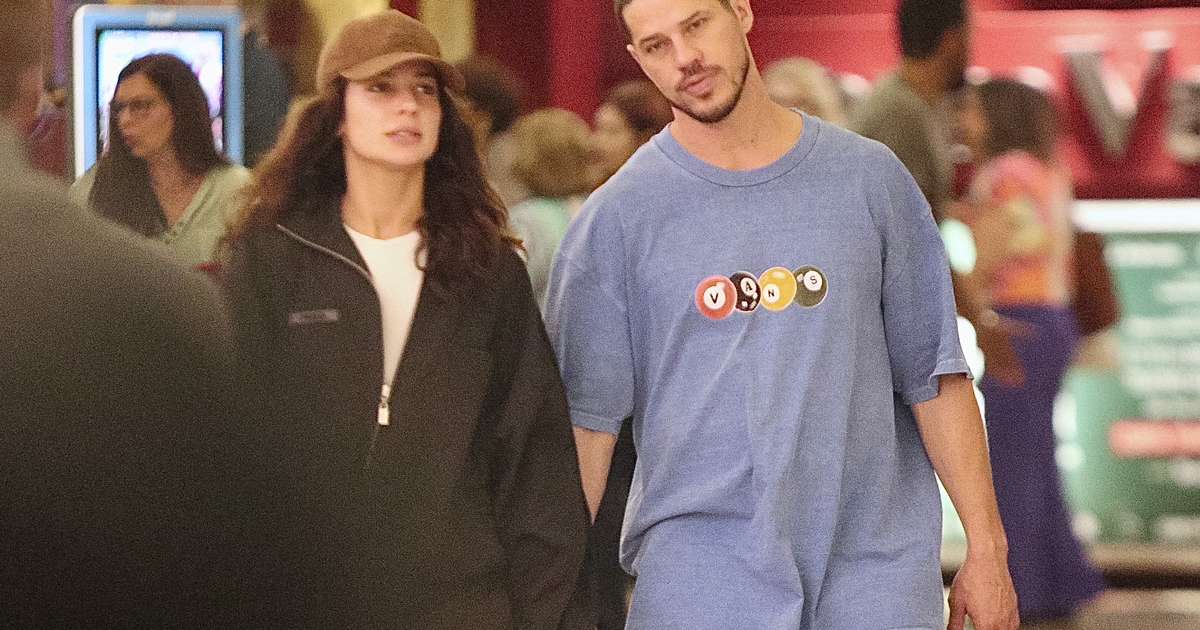 Atores da Globo são vistos juntos em shopping no Rio de Janeiro acompanhando peça de teatro