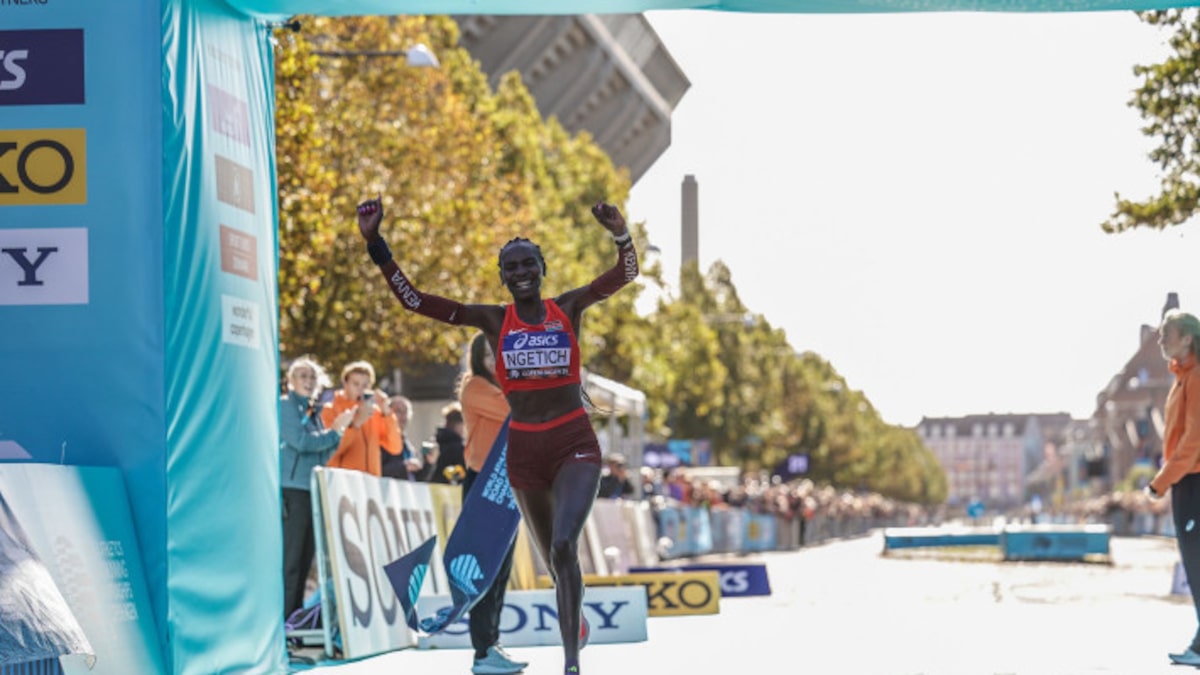 Agnes Ngetich bate o recorde mundial da meia maratona exclusivamente feminina