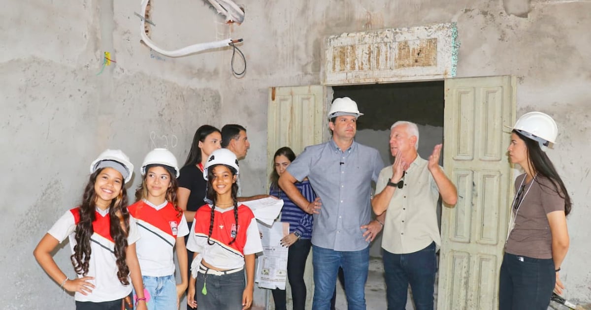 Leo Bezerra inspeciona obras da Escola Dom Adauto, que alia modernidade e preservação do patrimônio histórico