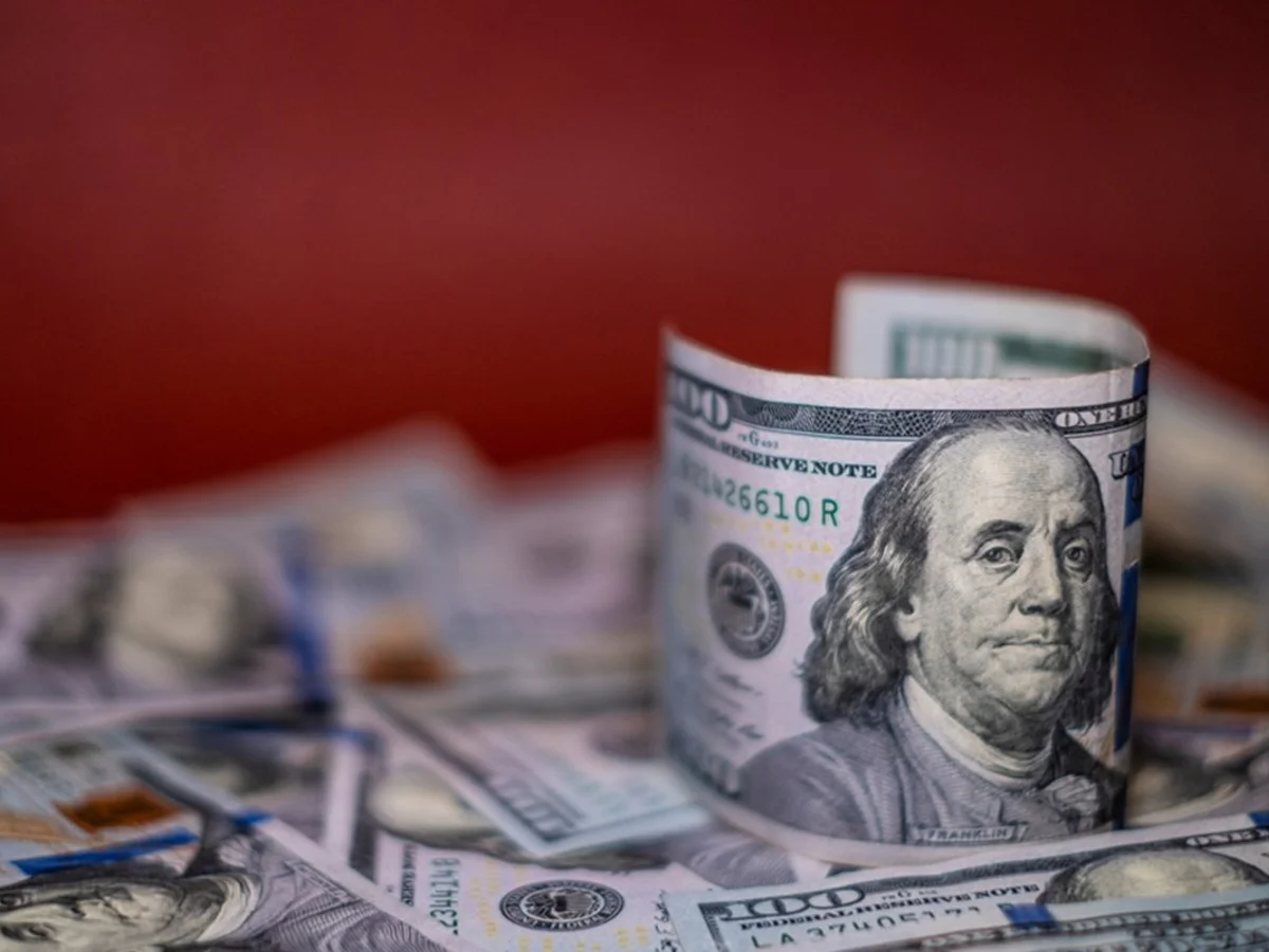 Dólar sobe com alta do petróleo, juros nos EUA e eleições no Brasil