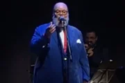 Ed Motta desabafa sobre música ao vivo: “Vejo erro no show de todo mundo”