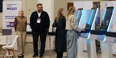 Eleitoras comparecem &agrave;s urnas em Moscou, no primeiro dia de elei&ccedil;&otilde;es legislativas na R&uacute;ssia. (18/09/2026) Foto: REUTERS - Anastasia Barashkova / RFI