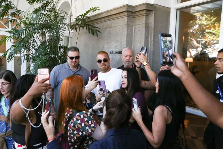 Ricky Martin recebe carinho de fãs na porta do Copacabana Palace