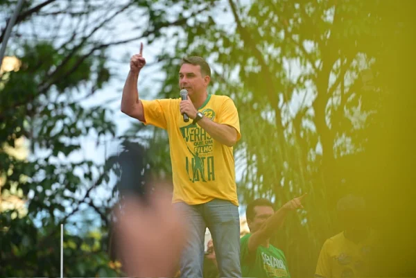 Aliados veem erro de Flávio em crítica à CNBB - destaque galeria