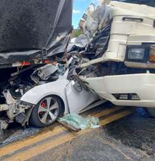Carro é prensado por carreta e caminhão-baú em rodovia de MG neste domingo, 20; vítimas tiveram apenas ferimentos graves Foto: Divulgação/CBMMG