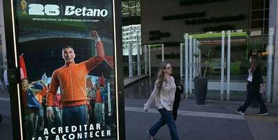 Propaganda de bet em uma rua. Foto: NELSON ALMEIDA / AFP via Getty Images / BBC News Brasil