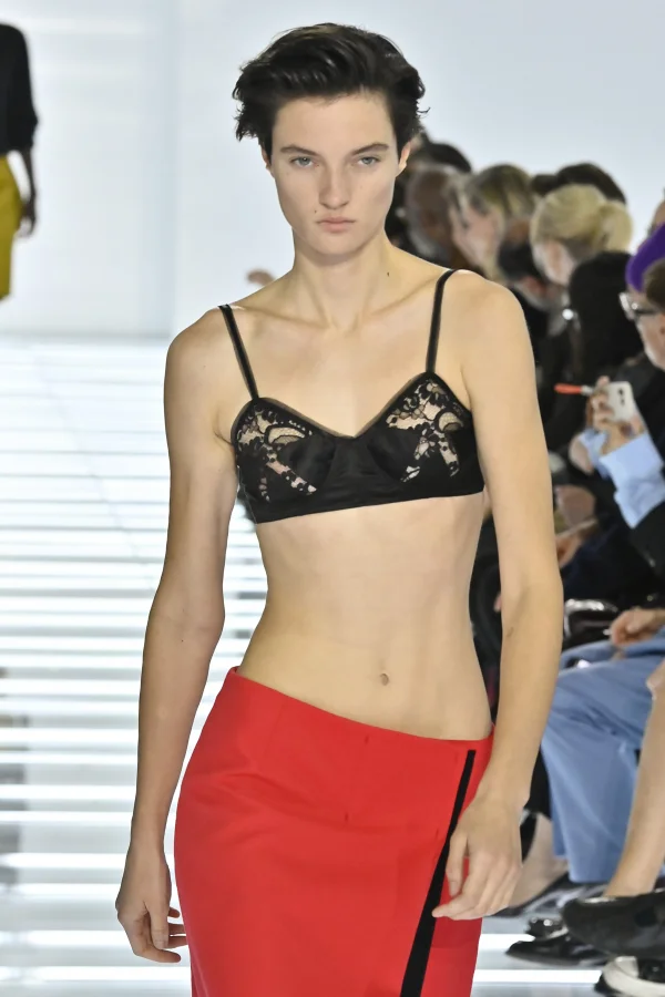 Sutiã é o novo top em uma moda que celebra a liberdade feminina