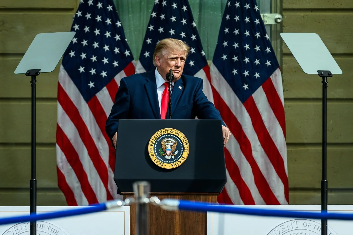 Trump volta a barrar jornalistas na Casa Branca mesmo após decisão judicial