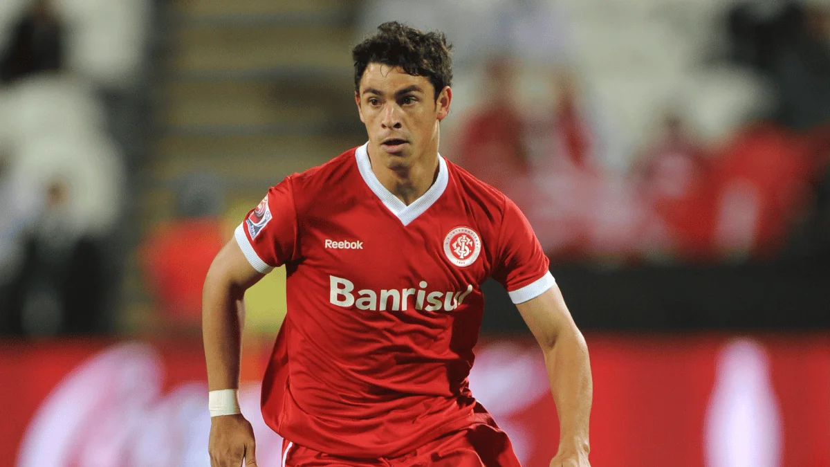 Campeão da Libertadores com o Internacional, Giuliano anuncia aposentadoria