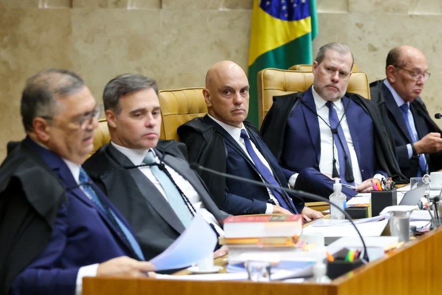 Governo Lula vê ‘presente’ de ministros do STF para Flávio Bolsonaro em julgamento de Moraes