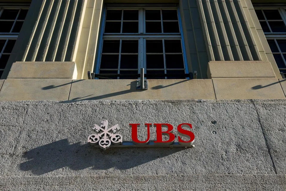 Bancos estrangeiros manifestaram interesse em fusão com a UBS, segundo relatórios de jornal suíço.