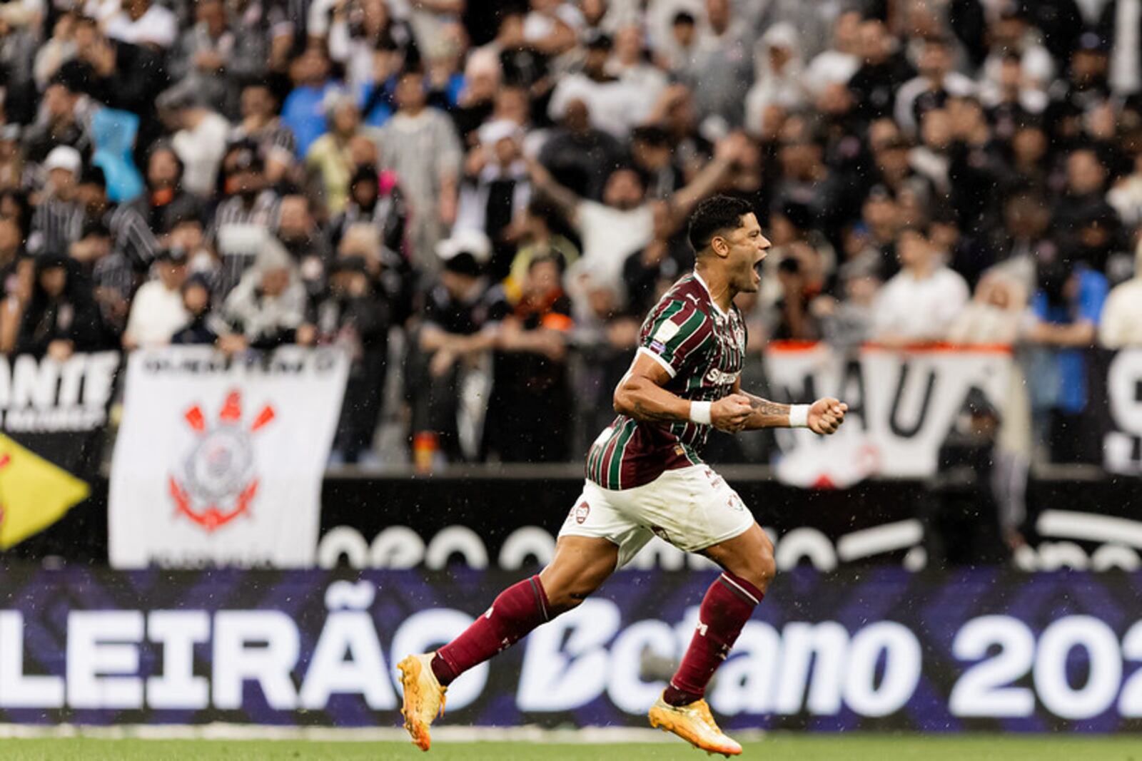 Aos 40 anos, Hulk marcou dois gols, na vitória do Fluminense, contra o Corinthians, para desespero dos torcedores e de Diniz Divulgação/Site oficial Fluminense