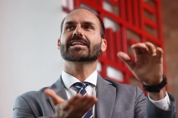Eduardo Bolsonaro volta a citar possíveis sanções dos EUA após fala de Dino