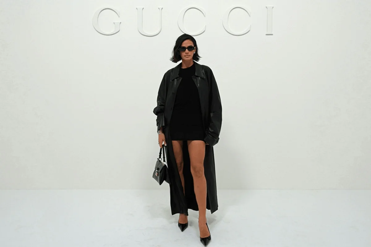 Bruna Marquezine incorpora all black em visual para o desfile da Gucci