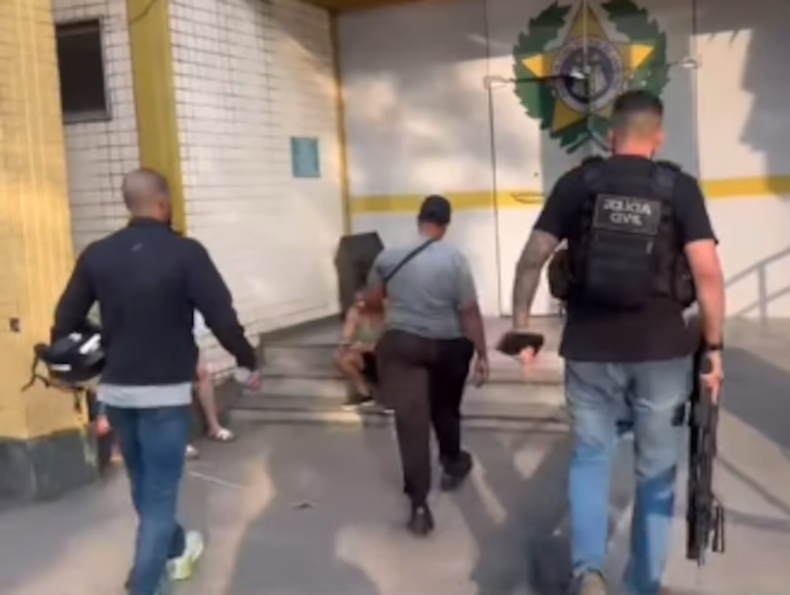 Agentes da 65ª DP localizaram e prenderam suspeita em flagrante Reprodução/Polícia Civil