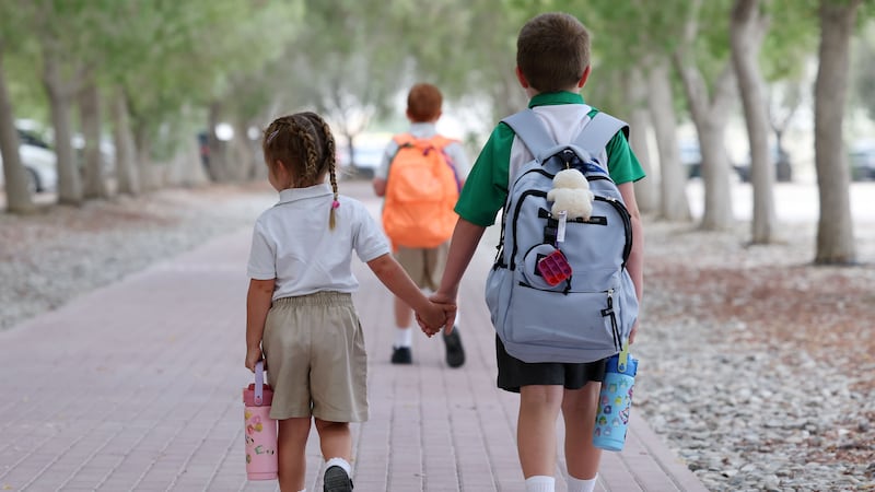 Escolas dos EAU apertam regras de vestimenta para restringir penteados e maquiagem