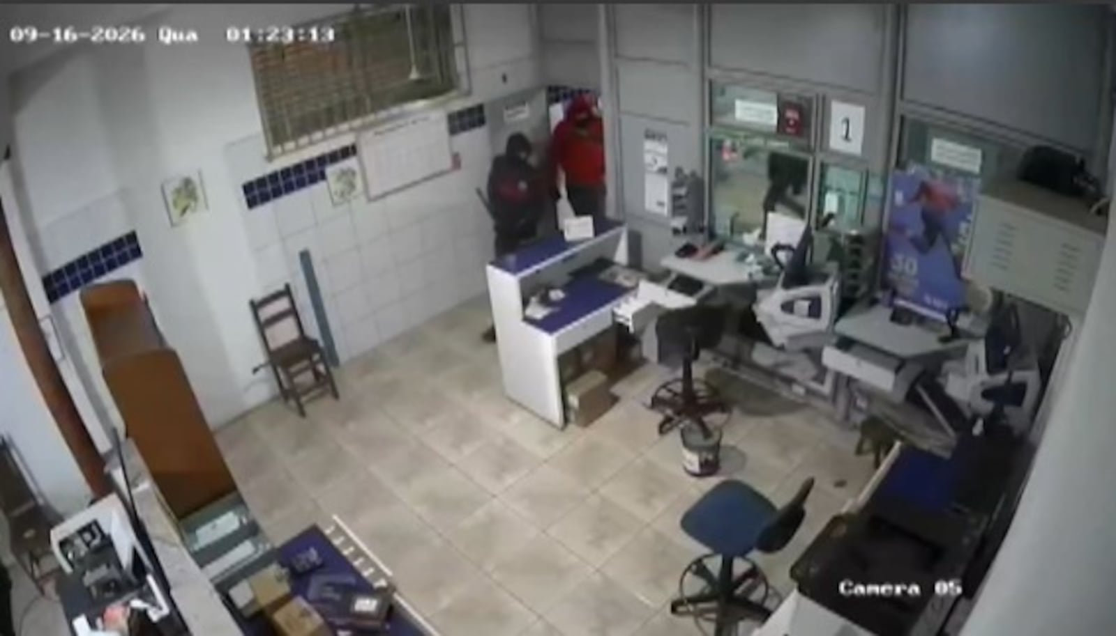 Os suspeitos fugiram sem conseguir acessar o cofre