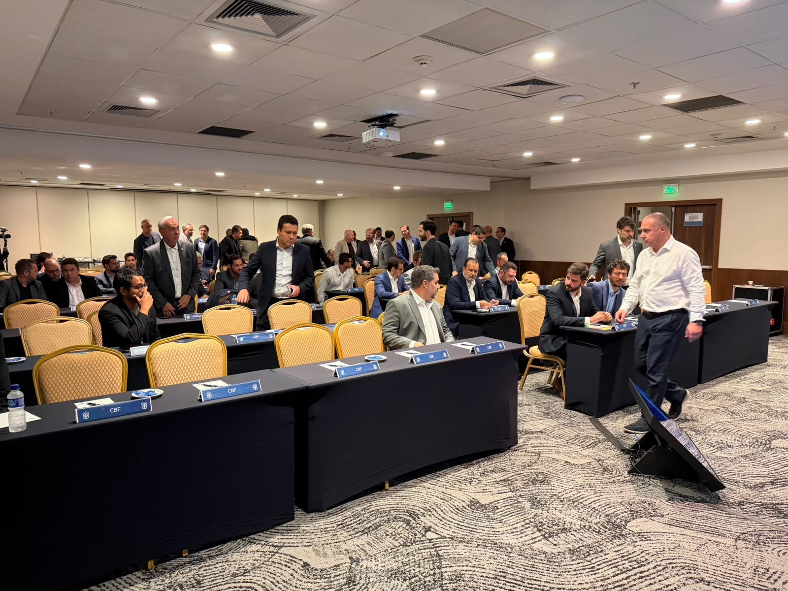 Clubes aprovam proposta da CBF para reduzir limite de jogadores estrangeiros a partir de 2027