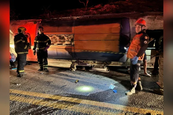 Ônibus que tombou rumo a MG e deixou três mortos fazia viagem irregular - destaque galeria
