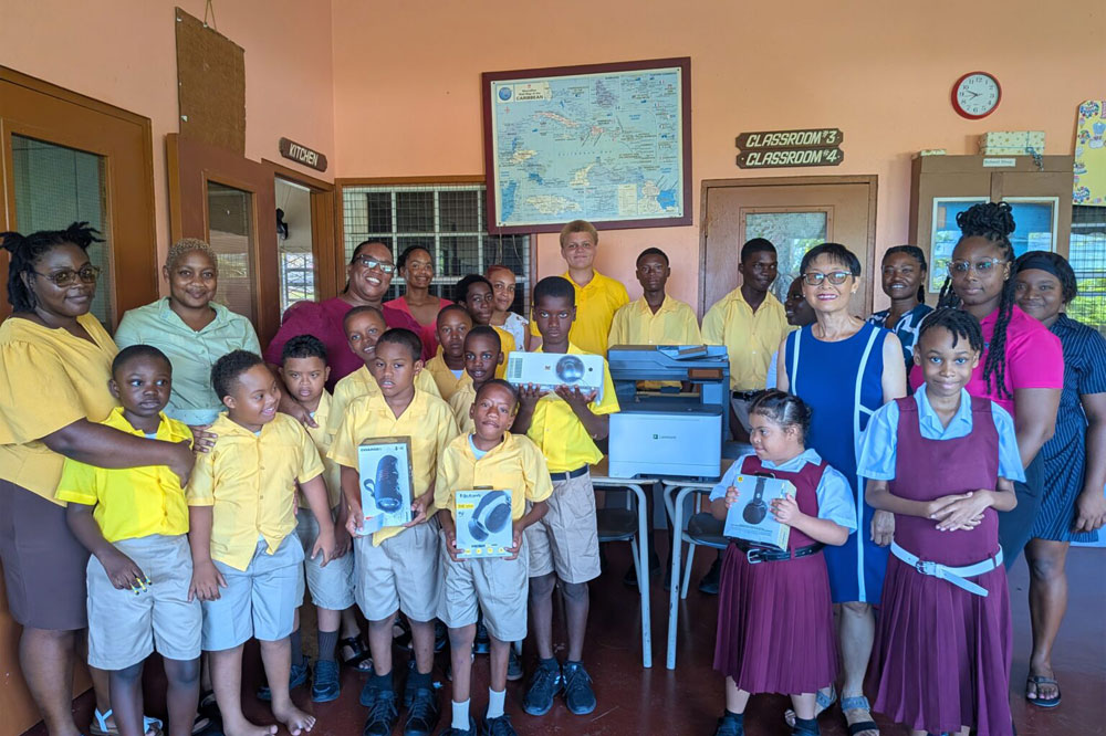 A NTRC doa dispositivos eletrônicos à Sunshine School for Children with Special Need