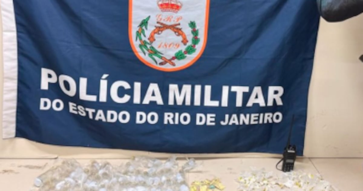 Três criminosos são presos com granada e drogas durante ação da PM na Gardênia Azul, no Rio